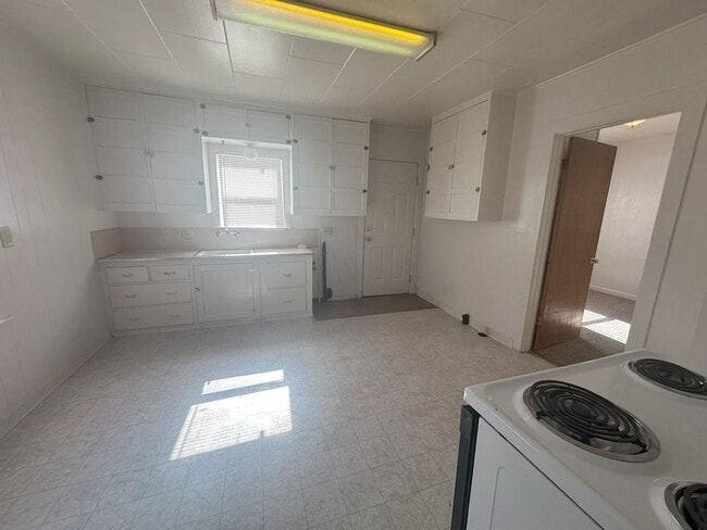 Building Photo - 2 bedroom, 1 bathroom House