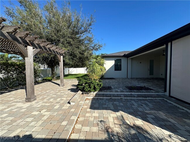 Building Photo - 4402 Chiquita Blvd S