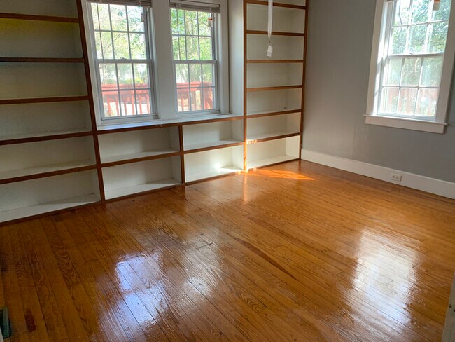 Building Photo - 3 bed 2 bath home plus basement