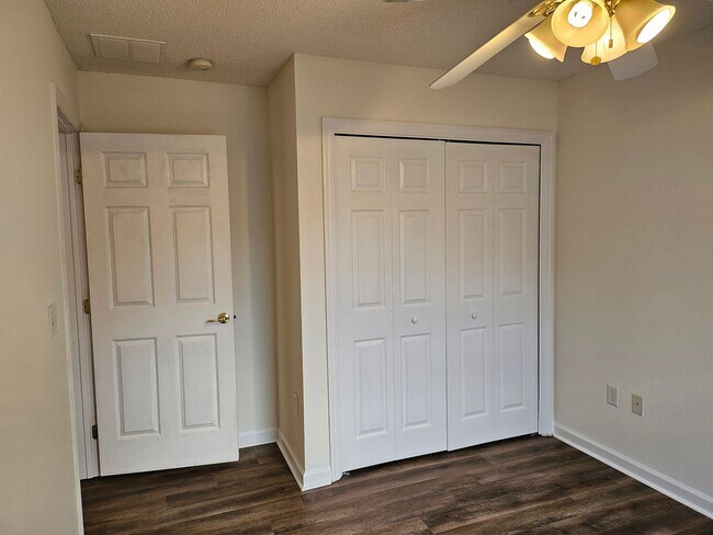 Foto del edificio - $1550 - 3/2/1 - Great Location Duplex B Section