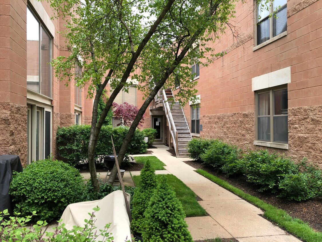 Foto principal - 1100 W Cornelia Ave