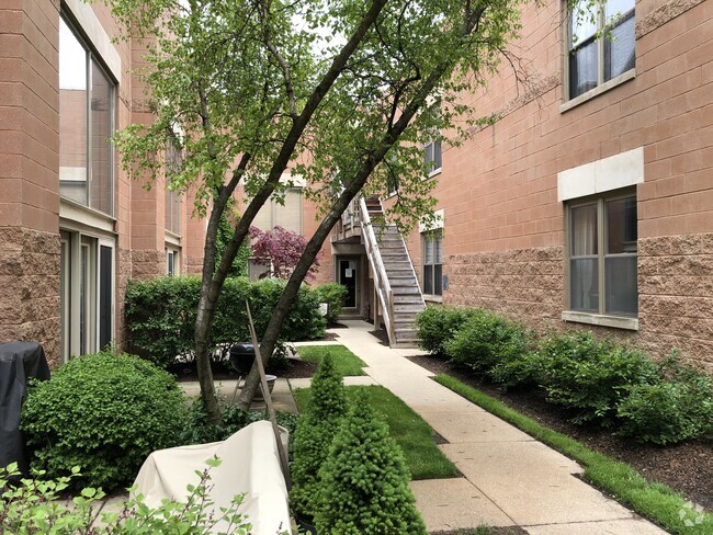 Building Photo - 1100 W Cornelia Ave