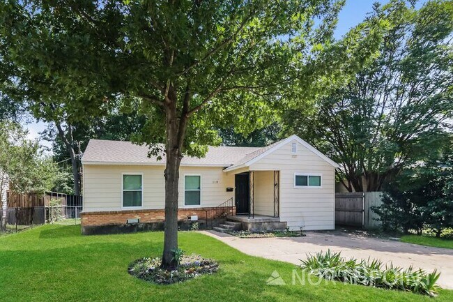 Building Photo - 2118 Norwood Dr