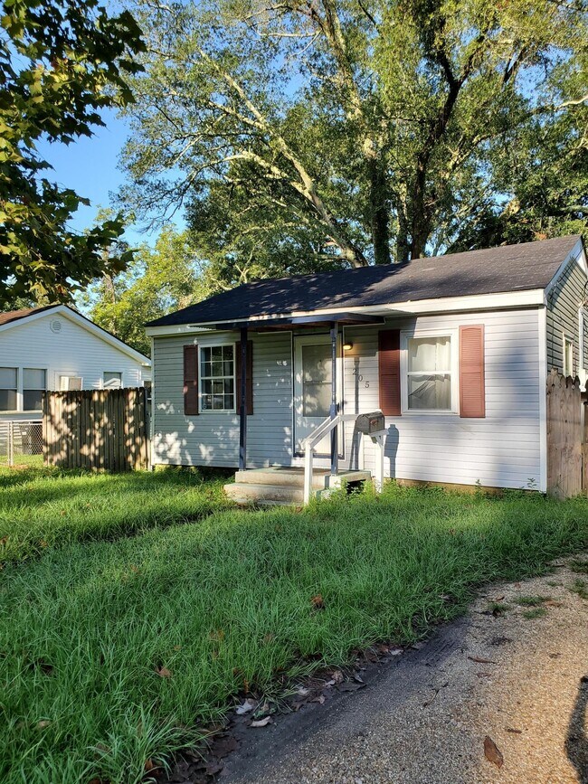Building Photo - 205 N Richardson St