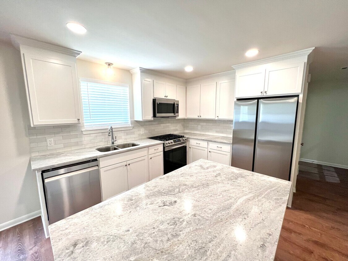 Foto principal - 4 Bedroom with Bonus Room Home in highly d...