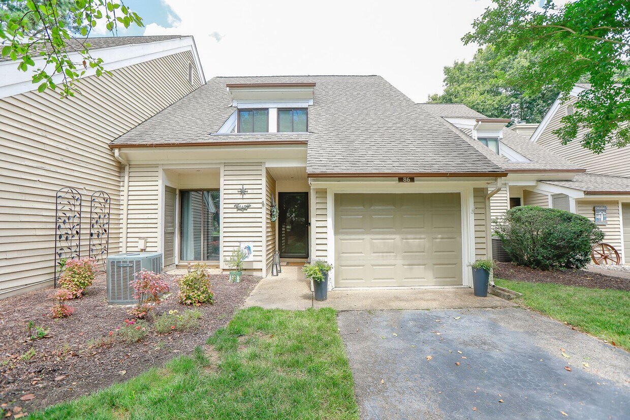 Primary Photo - Lovely low maintenance Winster Fax condo o...