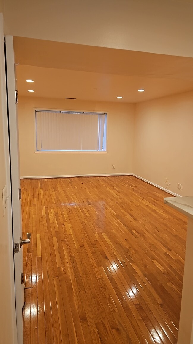 Living room - 1515A N Van Dorn St