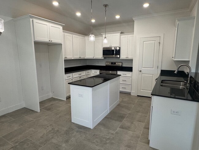 Building Photo - Beautiful Home on North Side of Town
