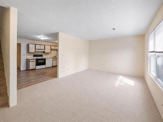 Building Photo - 4 Bed/2.5 Bath Townhome Near VT