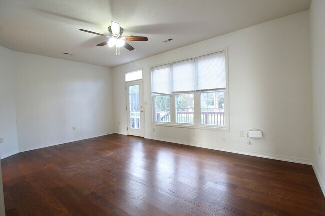 Foto del edificio - 3-Bedroom Townhome with Bonus Room, Large Deck and Garage!