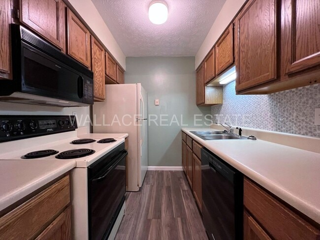 Building Photo - SITUATED IN HALLS IN CROSSROADS NORTH...3 ...