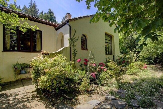 Building Photo - 425 Cascade Dr