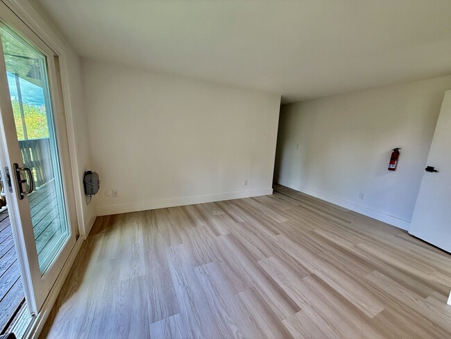 Building Photo - 473 Maple St