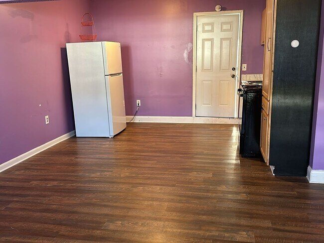 Building Photo - 2 Bedroom Single Family Home in Riverdale