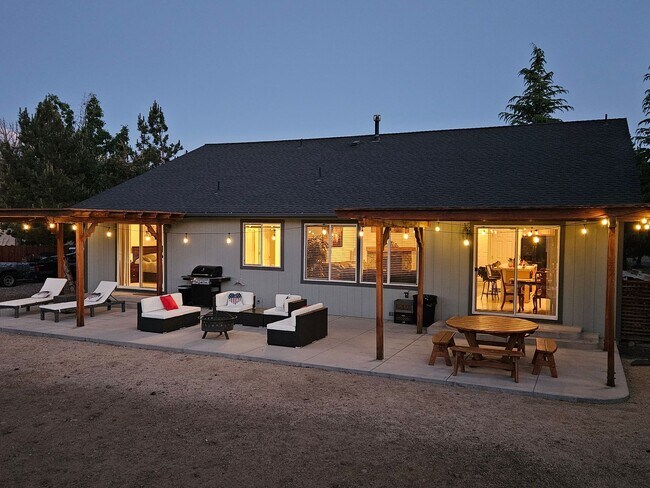 Building Photo - AMAZING FULLY FURNISHED 3 Bed / 2.5 Bath h...