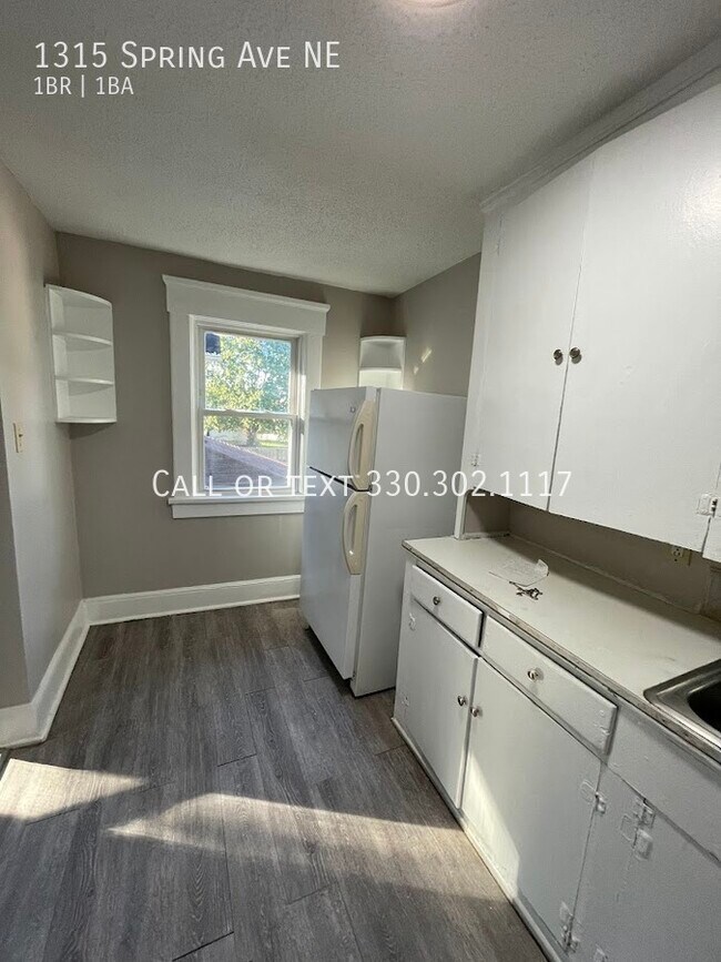 Foto del edificio - One bedroom one bathroom second level apar...