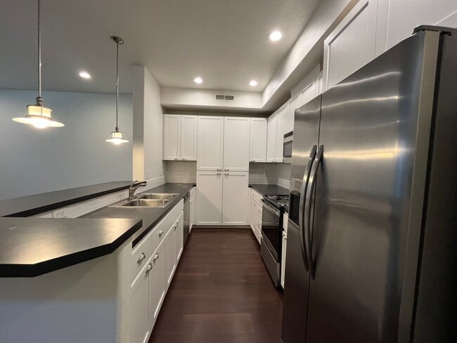 Building Photo - 3 Bd 3 Ba home in Hillsboro! Private yard ...