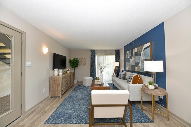 Sala de estar con piso estilo madera - Preston Apartment Homes