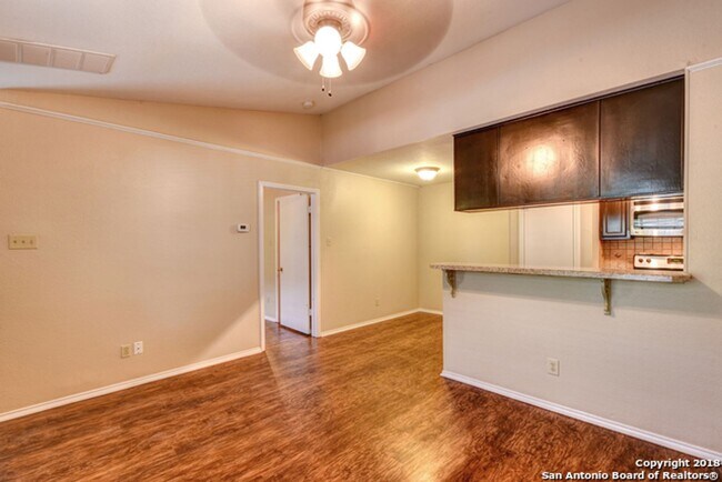 Foto del edificio - 1 Bed 1 Bath Woodside Condo NS Subdivision