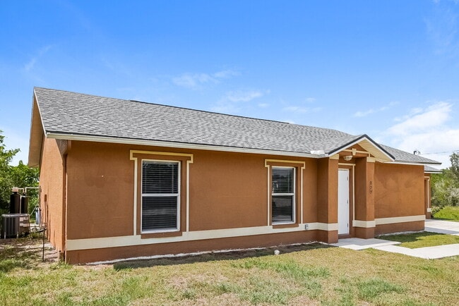 Building Photo - 577 Pierre Cir