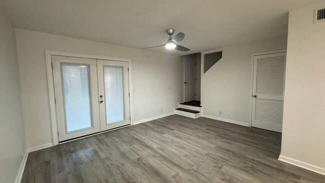 Building Photo - Beautifully Renovated 3-Bed, 2-Bath Townhome