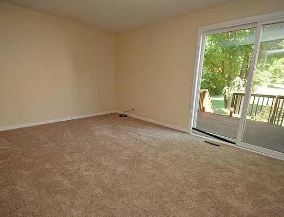 Living room - 72 Woodridge Trl