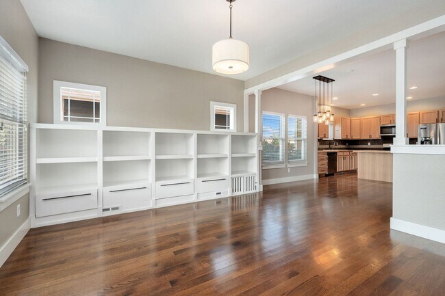 Building Photo - 915 Ridge Runner Dr