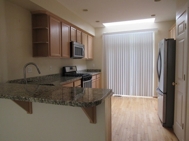 Building Photo - Rare Opening! Townhouse in Excellent Woodi...