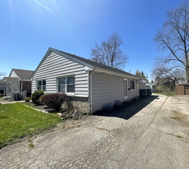 Building Photo - 3139 Maize Rd