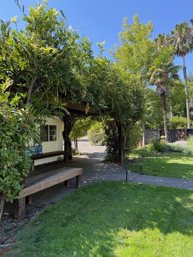 Foto del edificio - 7759 St Helena Hwy