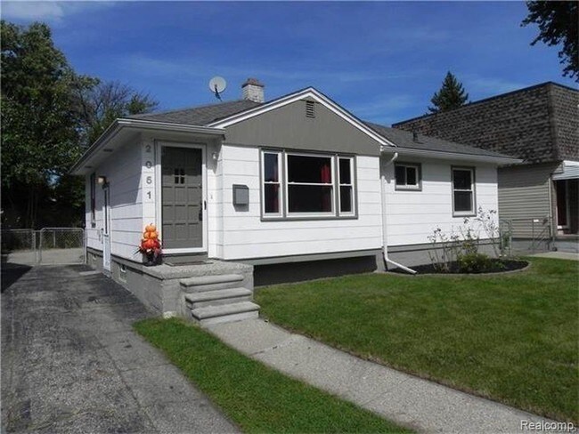 Building Photo - 2051 Mapledale St