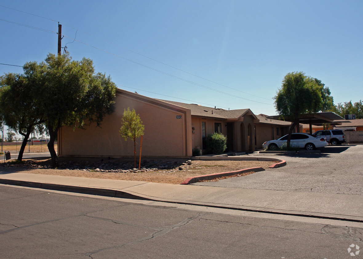Foto del edificio - 3027-3045 E Grandview Rd