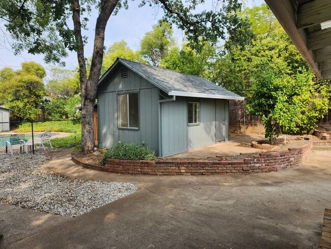 Building Photo - 1412 Mistletoe Ln