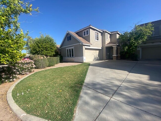 Foto del edificio - Two-story 4-bedroom plus den home in  gated Barrington Estates, Mesa.