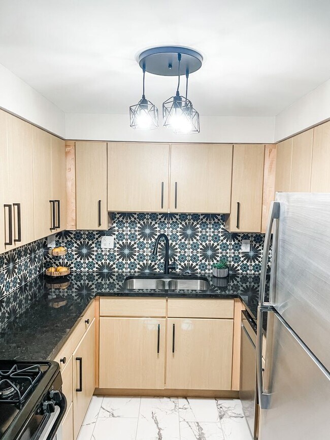 Foto del edificio - 7055 Hampton Ave