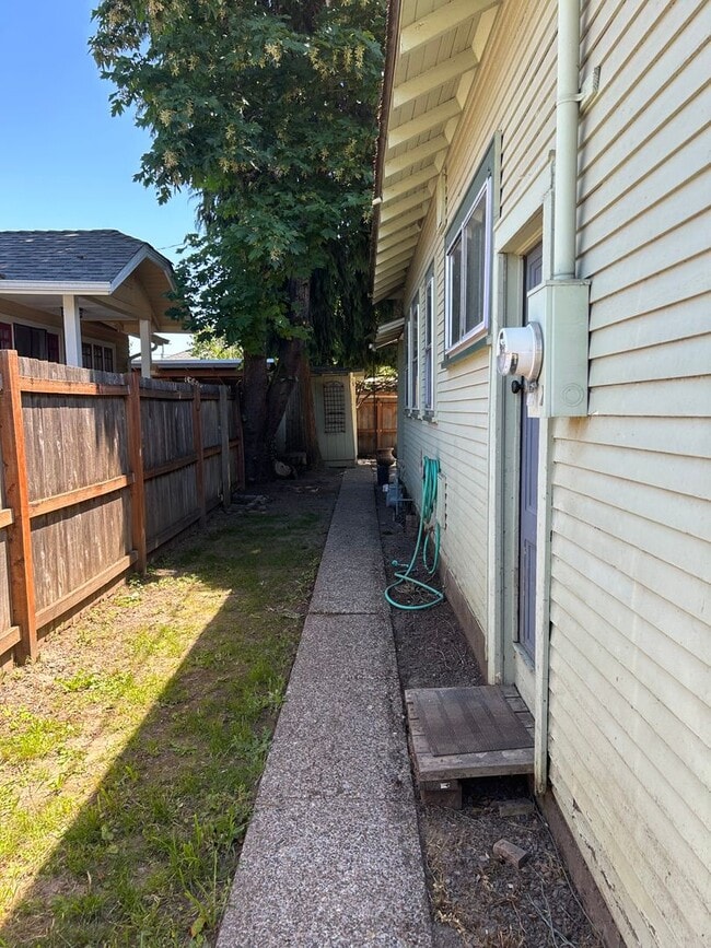 Building Photo - (933) 809 SW 6th 1 Bdrm / 1 Bath w/ Bonus ...
