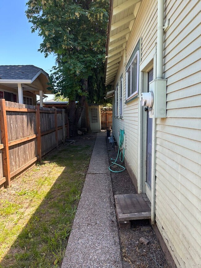 Foto del edificio - (933) 809 SW 6th 1 Bdrm / 1 Bath w/ Bonus ...