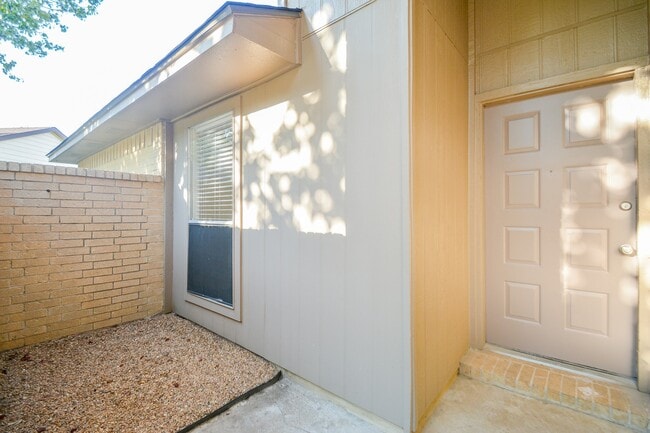 Building Photo - 6111 Ryegate Dr