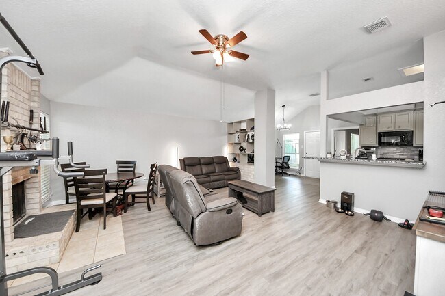 Foto del edificio - 19422 Lake Hollow Ln