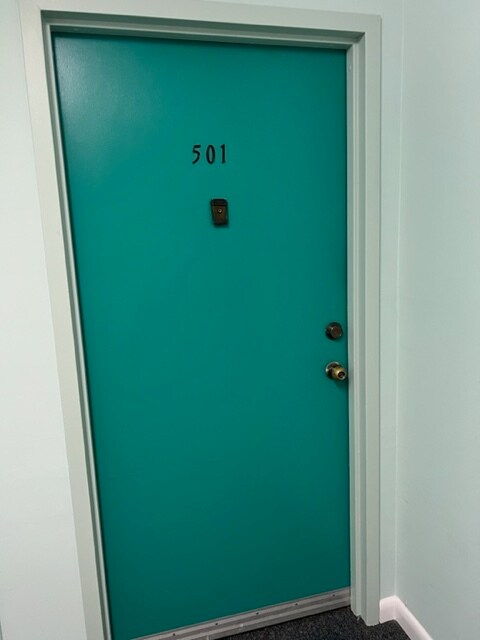 Puerta principal - 2425 NE 135th St