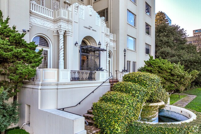 Entrada del edificio - Lakeside Drive Apartments