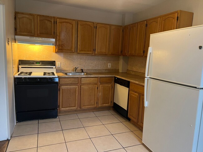 Building Photo - Charming 3 Bedroom 1 Bath in Lansdowne!
