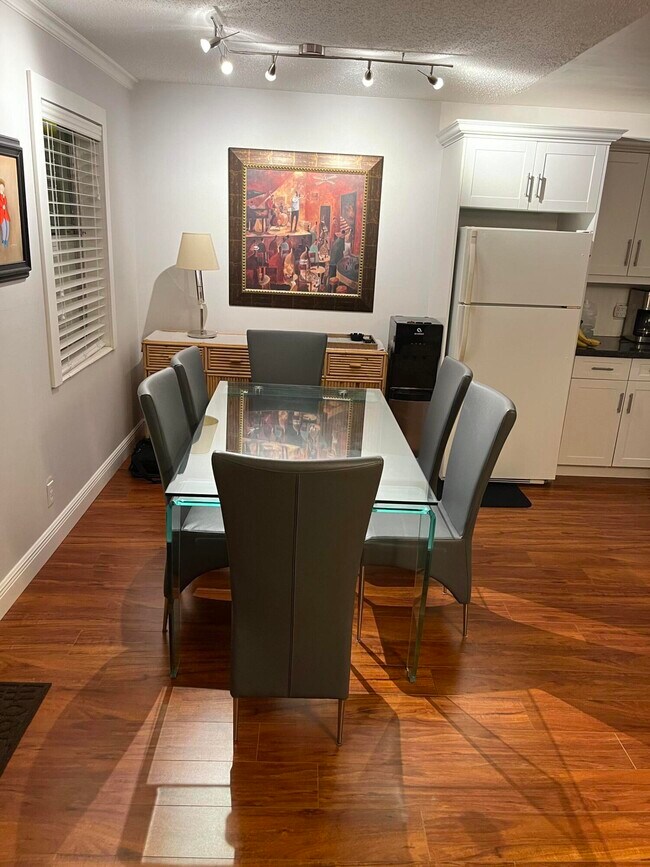 Building Photo - 327 Markham O