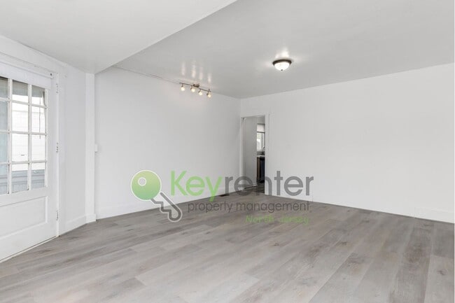 Building Photo - Spacious 3-Bed, 2-Bath First-Floor Unit wi...