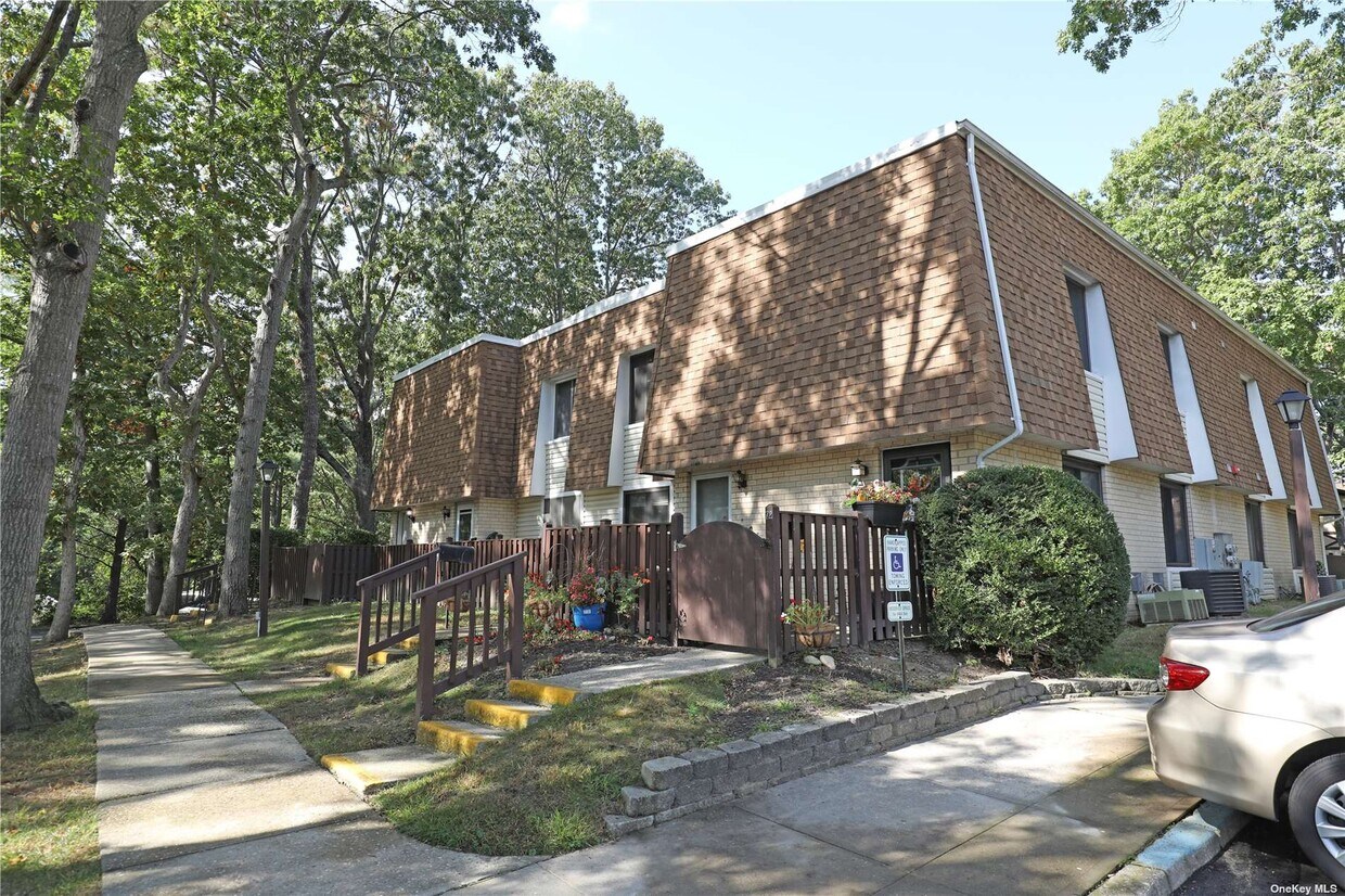 Primary Photo - 71 Sagamore Hills Dr