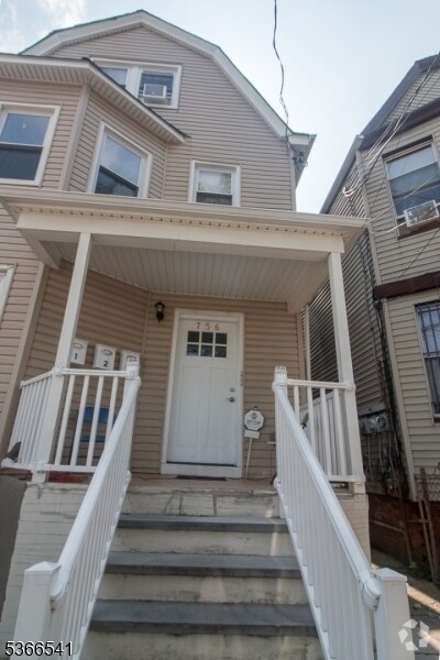 Building Photo - 756 S 17th St