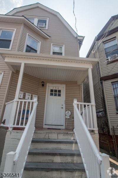 Building Photo - 756 S 17th St