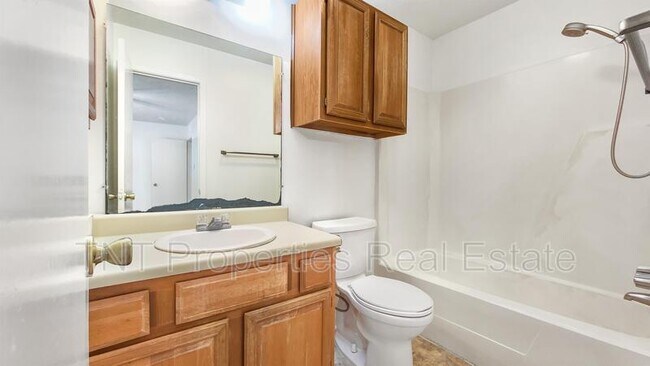 Building Photo - 2803 Oakside Dr