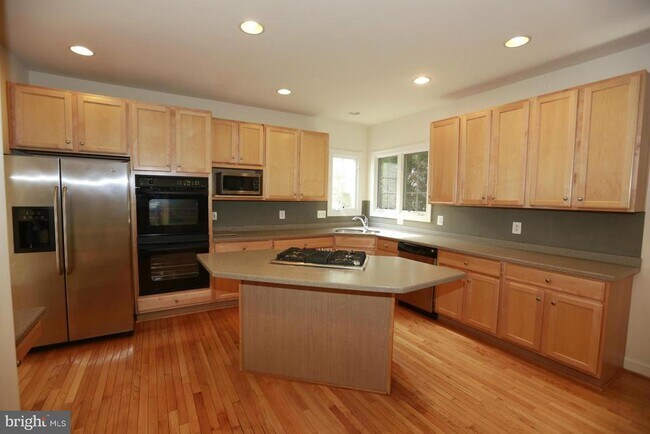 Building Photo - 2339 Sandburg St