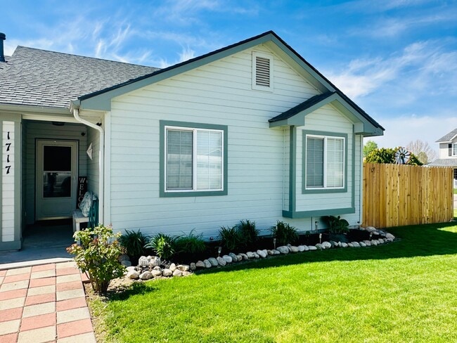 Building Photo - 1717 W Topanga Dr
